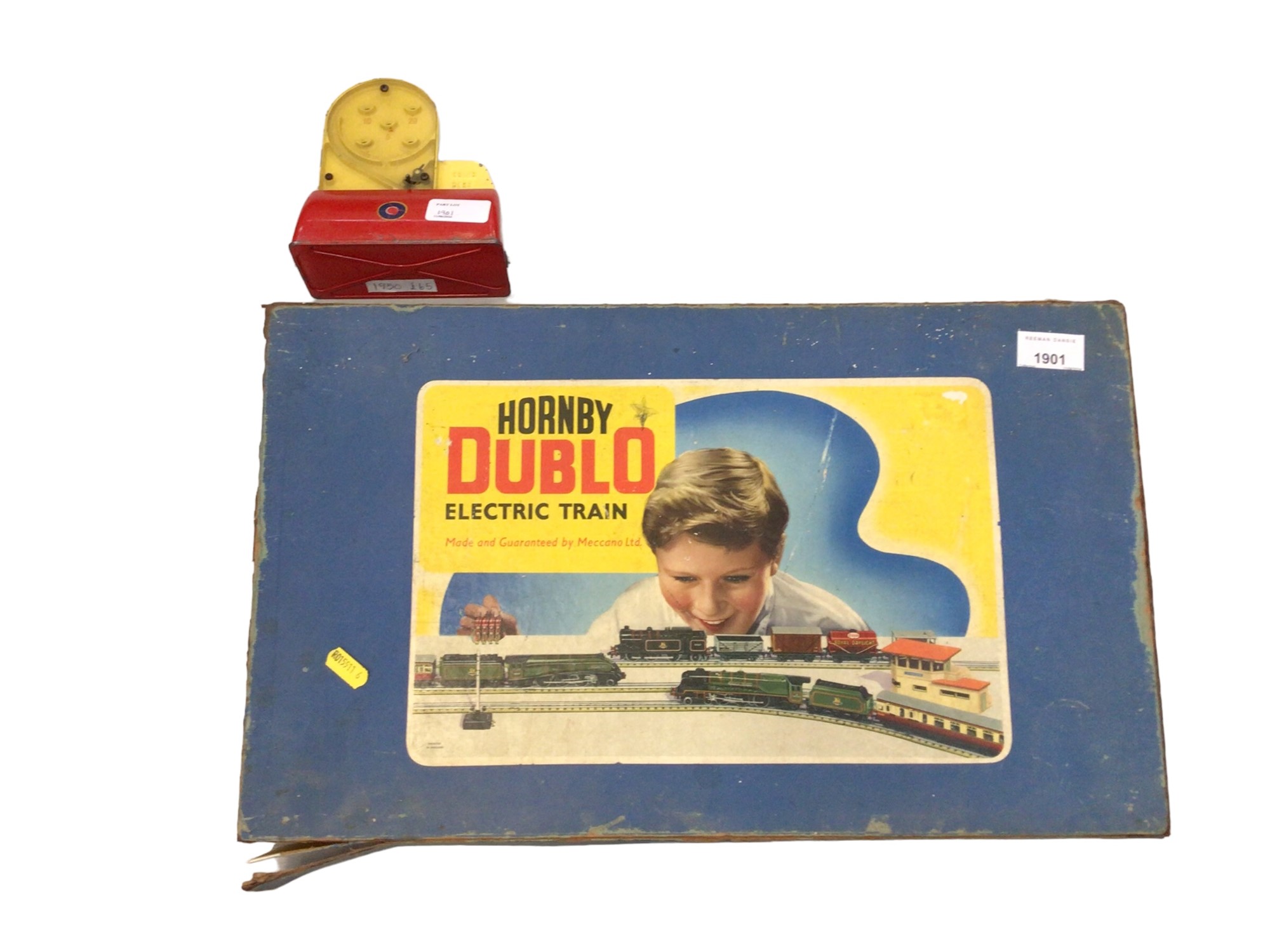Lot 1901 - Vintage tinplate pinball toy by Crescent