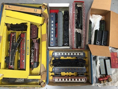 Lot 356 - Hornby-Dublo trains and other carriages etc