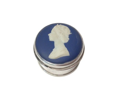 Lot 186 - The Queen's Silver Jubilee 1977, Silver circular box mounted with a Wedgwood plaque