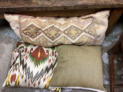 Lot 1338 - Selection of various cushions (2 boxes)