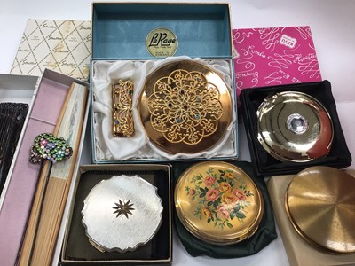 Lot 1058 - Collection of vintage compacts and accessories within a vanity case