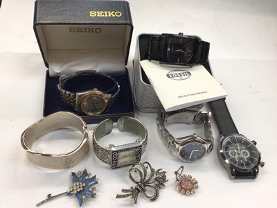 Lot 1090 - Wristwatches including a boxed Seiko Quartz SQ 50, two Fossil watches and others, together with a small group of jewellery