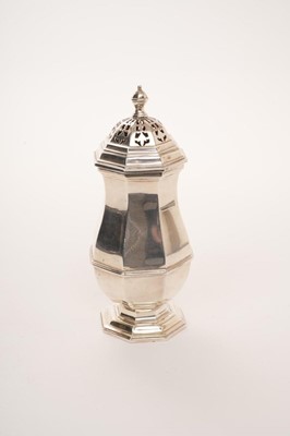 Lot 424 - Silver octagonal sugar castor (Birmingham 1930)