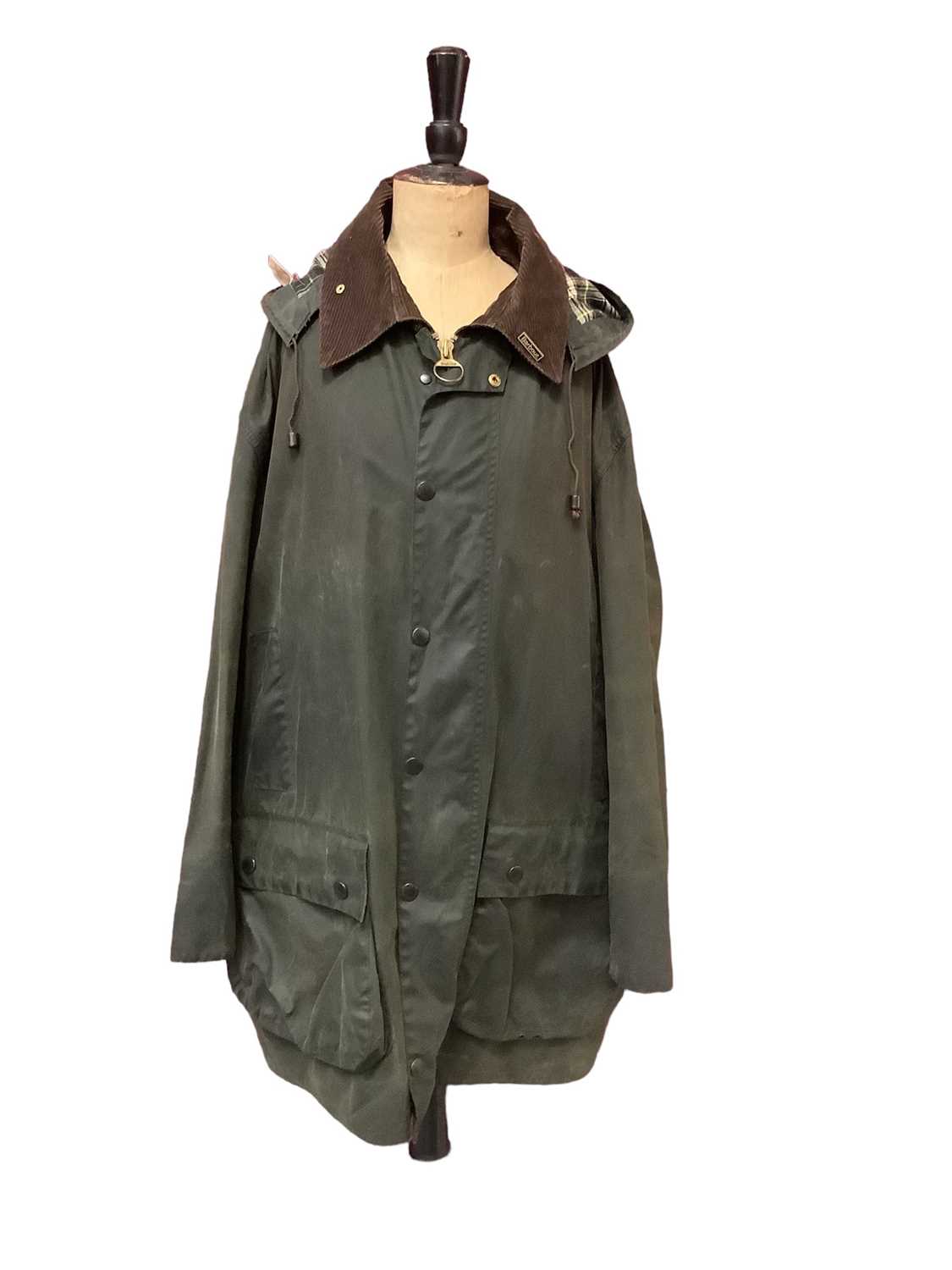 Lot 2105 - Mens Barbour waxed green Border Jacket C44/112cm with detactable hood.