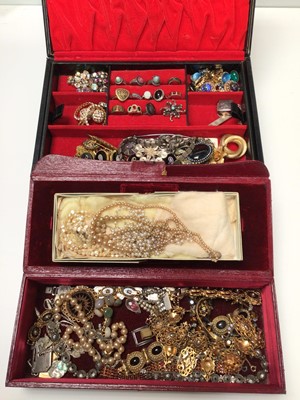 Lot 174 - Antique and vintage costume jewellery and bijouterie to include a micro mosaic bracelet, paste set jewellery, silver etc