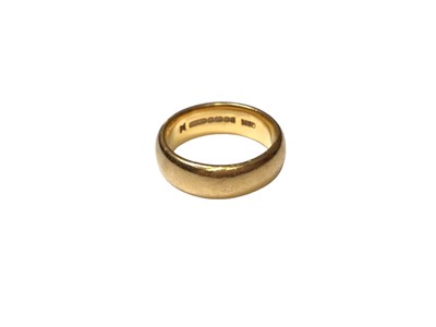 Lot 132 - 22ct gold wedding band