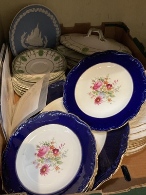 Lot 264 - Set of Coalport collectors plates, Edwardian Royal Doulton Countess pattern dinnerware and decorative china