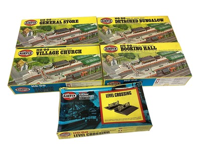 Lot 1841 - Airfix OO Gauge Railway Related Building Construction Kits including Platform & Trackside Accessories, Signal Gantry, Booking Hall, Level Crossing & other Buildings, all in yellow band boxes (1 box...