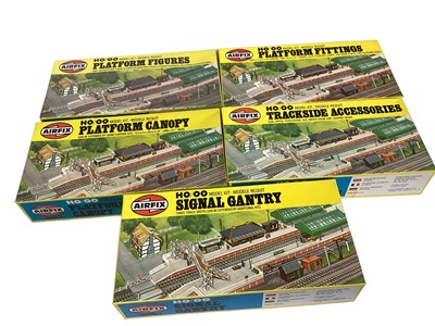 Lot 1841 - Airfix OO Gauge Railway Related Building Construction Kits including Platform & Trackside Accessories, Signal Gantry, Booking Hall, Level Crossing & other Buildings, all in yellow band boxes (1 box...