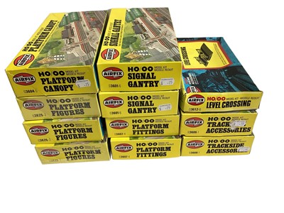 Lot 1841 - Airfix OO Gauge Railway Related Building Construction Kits including Platform & Trackside Accessories, Signal Gantry, Booking Hall, Level Crossing & other Buildings, all in yellow band boxes (1 box...