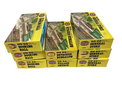 Lot 1841 - Airfix OO Gauge Railway Related Building Construction Kits including Platform & Trackside Accessories, Signal Gantry, Booking Hall, Level Crossing & other Buildings, all in yellow band boxes (1 box...