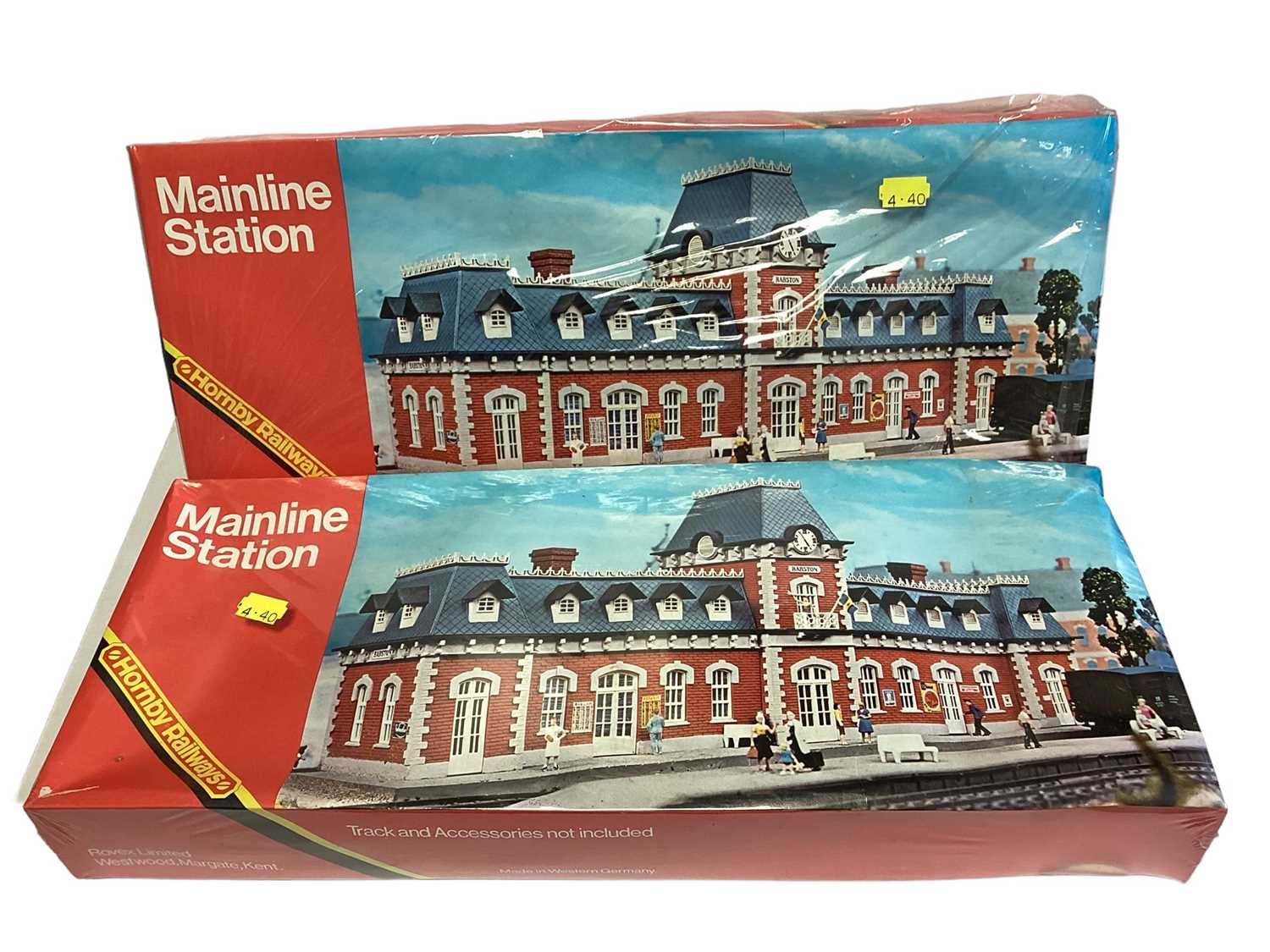 Lot 1843 - Hornby OO Gauge Mainline Station No.R199 (x2), Grand Suspension Bridge No.R179, Ford Tank Engine & Branded Rolling Stock, all boxed (1 box)