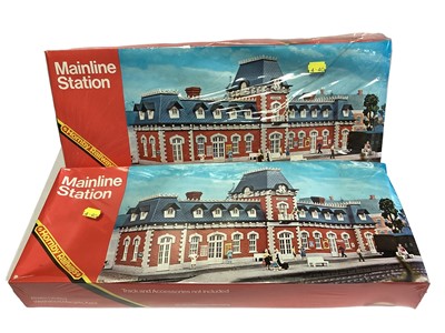 Lot 1843 - Hornby OO Gauge Mainline Station No.R199 (x2), Grand Suspension Bridge No.R179, Ford Tank Engine & Branded Rolling Stock, all boxed (1 box)