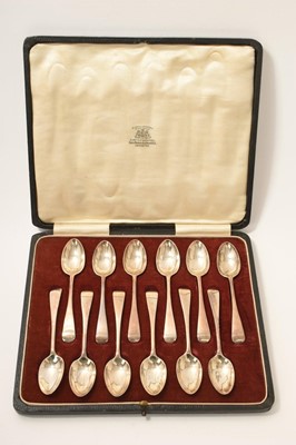 Lot 415 - Set 12 silver teaspoons in fitted case