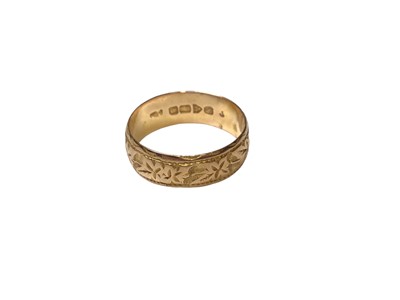 Lot 154 - 18ct gold wedding ring with engraved leaf decoration (Chester 1913)