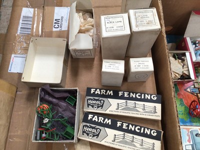 Lot 1923 - Britains Herald Minature & Farm Accessories (1box)