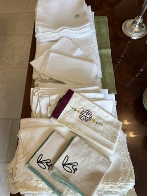 Lot 349 - Collection of good quality linen and cotton table napkins, placemats and table cloths, some embroided