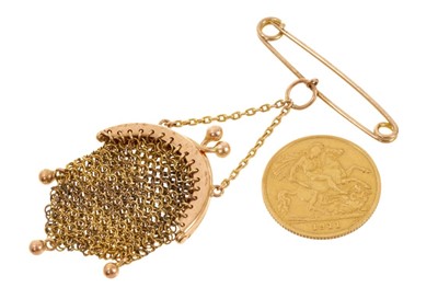 Lot 511 - George V gold half sovereign 1911 in a 14ct gold chain link purse with pendant/brooch mount