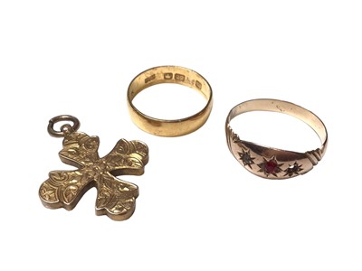 Lot 336 - 22ct gold wedding ring, yellow metal gem set ring (one stone missing) and Victorian yellow metal cross pendant