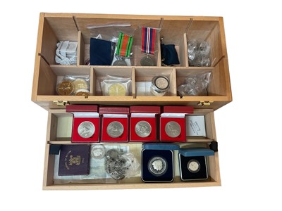 Lot 438 - World - A wood tool box containing mixed coins and banknotes to include G.B. Royal Mint silver proof Crown 1981, £1 1985, pre 1947 silver (N.B. Est. face vale £1.77½), base metal Edward VIII 'Fanta...