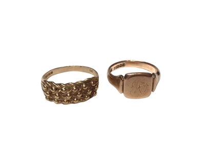 Lot 273 - 9ct gold knot ring and a 9ct gold signet ring