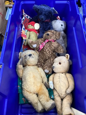 Lot 1974 - Large box of teddy bears