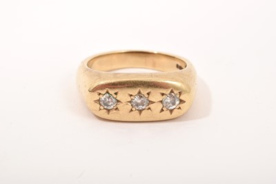 Lot 573 - Gentlemens diamond three stone ring on 9ct gold setting