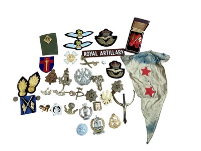 Lot 826 - Group of mixed militaria to include cloth and metal badges, pips and spurs (1 box).