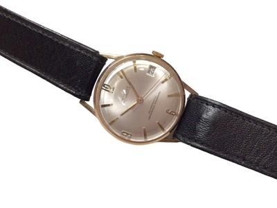 Lot 284 - 1960's Gentlemen's 9ct gold automatic calendar wristwatch with champagne dial, baton and Arabic numeral hour markers, centre seconds and calendar aperture at the 3 o'clock position, on a black leat...