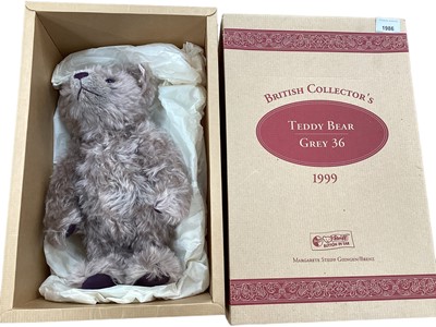 Lot 1986 - Steiff bear No. 660047 with box and certificate.