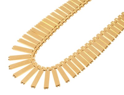 Lot 561 - 18ct gold fringe necklace