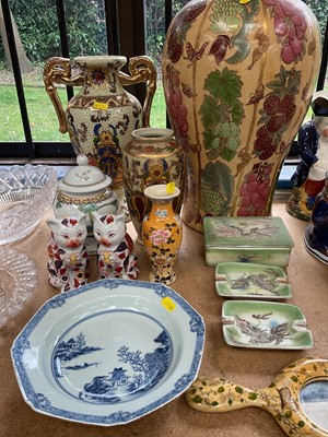 Lot 59 - 18th century Chinese blue and white porcelain dish, modern Japanese vase and other oriental ceramics.