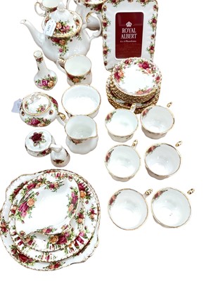 Lot 1261 - Royal Albert Old Country Roses tea and dinner service - 30 pieces