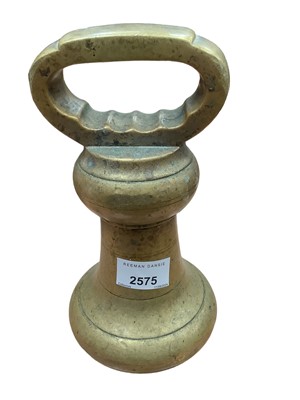 Lot 2575 - Early 20th century 14lb brass weight, 'GR' stamp to base