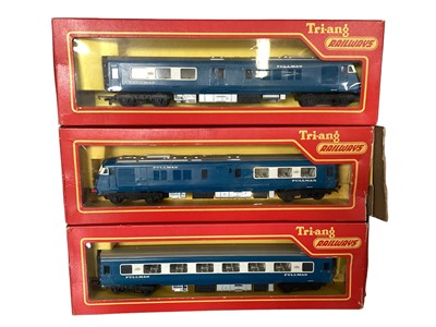 Lot 1809 - Railway Tri-ang Blue Pullman 2 power cars & five centre carriages (3 boxed & 2 unboxed)