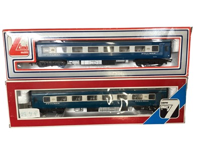 Lot 1809 - Railway Tri-ang Blue Pullman 2 power cars & five centre carriages (3 boxed & 2 unboxed)