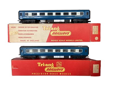 Lot 1809 - Railway Tri-ang Blue Pullman 2 power cars & five centre carriages (3 boxed & 2 unboxed)