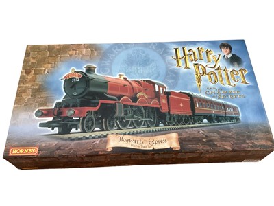 Lot 1772 - Railway Hornby Harry Potter Hogwarts Castle locomotive (track & accessories missing), plus two coaches, all boxed (3)