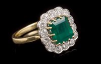 Lot 415 - Ladies' emerald and diamond cluster ring with...