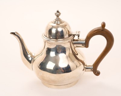 Lot 436 - William and Mary style silver bullet-shaped teapot of with hinged lid