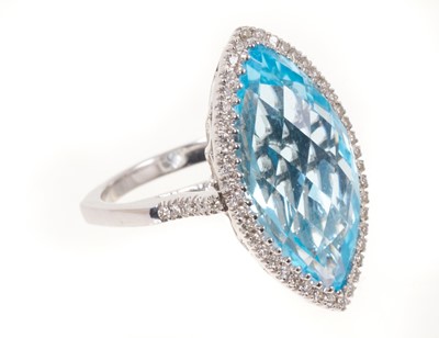 Lot 473 - Diamond and blue topaz cluster ring