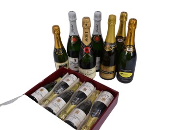 Lot 53 - Thirteen bottles, to include Moët & Chandon Champagne, Freville & Cie. Epernay Champagne, cased six quarter bottles (one empty) Charles Heidsieck Reims Champagne and others