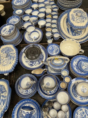 Lot 141 - Extensive collection of 19th century Copeland Spode 'Mandarin' pattern blue and white tea, breakfast and dinner service and similar wares. Approximately 100 pieces.