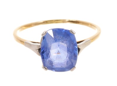 Lot 524 - Cornflower blue sapphire ring