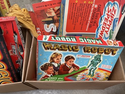 Lot 185 - Group of vintage toys and games