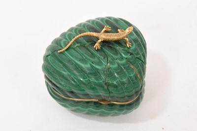 Lot 708 - Carved malachite heart-shaped box surmounted by an 18ct gold lizard