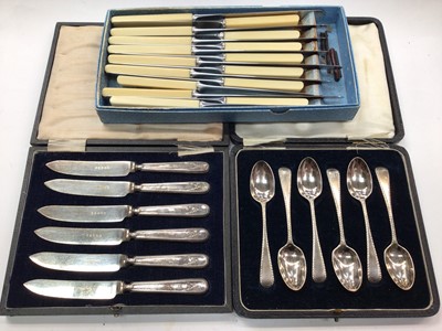 Lot 1136 - Cased set of six silver teaspoons, cased set of six silver handled knives and a boxed set of plated knives