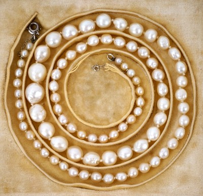 Lot 476 - Graduated baroque pearls in folding leather case