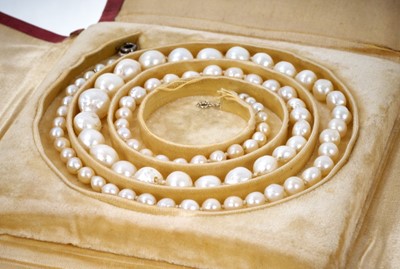 Lot 476 - Graduated baroque pearls in folding leather case