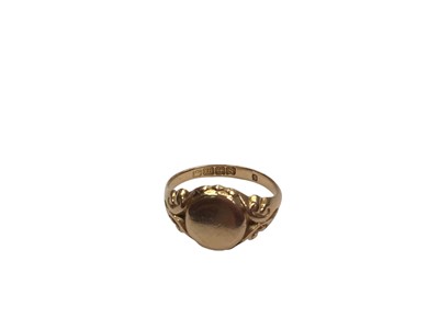 Lot 1032 - 18ct gold signet ring (Birmingham 1917)